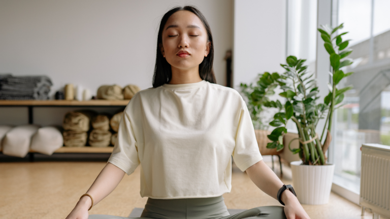 Yoga é mais do que movimento — é presença, respiração e conexão