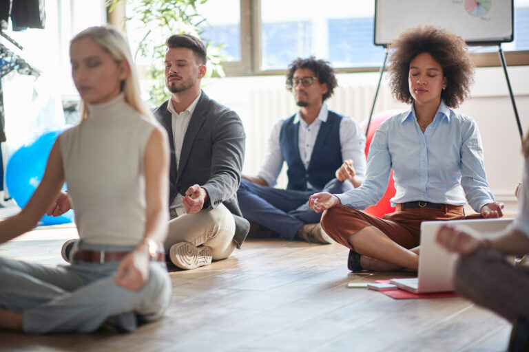 Saúde mental no trabalho: ciência reforça o papel da meditação na prevenção do estresse profissional