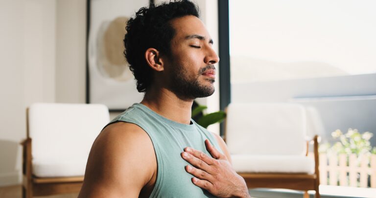 Meditação e saúde: pesquisas científicas recentes associam a prática regular à diminuição do estresse e melhora do sono